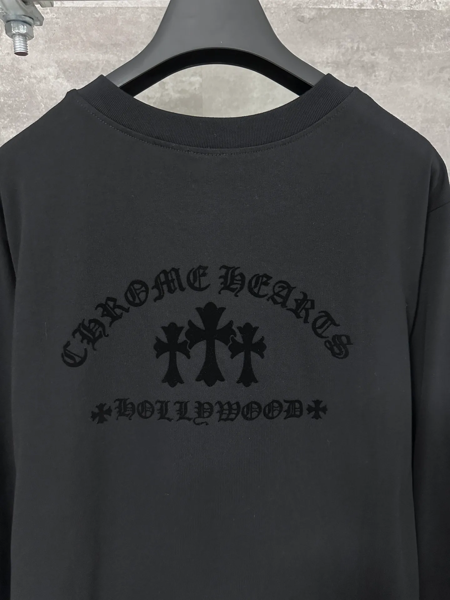P290 Chrome Hearts/Chrome Hearts CH black flocked cross round neck long sleeves, custom-woven and dyed 40 yarn surface pattern with scratchy fabric, ready-made garments are made of YB consistent electrostatic flocking process, which is not an ordinary lettering mold process, and the colors are different at different angles. Brand new collar label (not the previous leather label) and washed label.  Size：S/M/L/XL